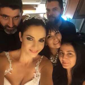 Esin Civangil Instagram - bu gelinlik benim peşimi bırakmıyo ... güzel ekip arkadaşlarımla ... sizlerle çalışmak çok keyifli.. bütün işlerimiz böyle keyifli olsun ..