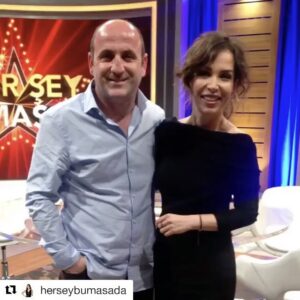 Esra Ronabar Instagram - #Repost @herseybumasada with @repostapp
・・・
“Batı” tiyatro oyununun başarılı oyuncuları Esra Ronabar ve Murat Kılıç’tan Doğa Rutkay’la Her Şey Bu Masada izleyenlerine mesaj var @doarutkaykamal @esraronabar @muratkilic7 @bloomberghttv #dogarutkaylaherseybumasada #herseybumasada #batı #kirpitiyatro #tiyatro #tiyatroiyilestirir