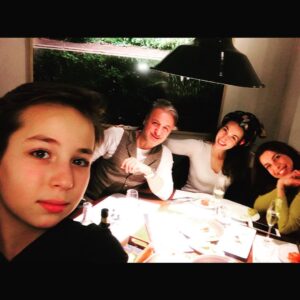 Esra Ronabar Instagram - 🎈”İyi ki”🙏🏻🍀#barcelona #mavirüzgarfalay @bfalay @ekinonat #tapas #sömestrtatili 🦋#Mavi’liBarcelona