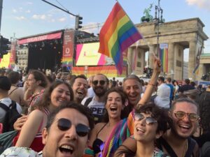 Esra Ronabar Instagram - AŞK,kendi bakışında,SEN’de saklı olandır ❤️#prideberlin #pride #berlin #loveiseverywhere #aşk #lgbt #lgbttürkiye @bfalay @edaronabar @movier @korayalus @keremkanka @atalantee  @kutaycandogan