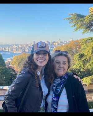 Esra Ronabar Instagram - ANNE kime denir:
Her türlü güzel duygunun,durumun,kişinin,düşüncenin doğmasına alan tutan ya da vareden ve onun gelişimini kendinin,egosunun önüne koyan; iyiliği ve büyümesi için varlığını adayana ANNE denir.
ANNELER(VAREDENLER) GÜNÜMÜZ KUTLU OL’SUN♥️ 
Ben çok şanslıyım,minnetle @ronabarmeral 🙏🏻❤️@ruzgar_turkey572🙏🏻♥️