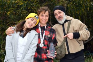 Esra Ronabar Instagram - Oğlumuz @ruzgar_turkey572 @turkiyeyelkenfederasyonu Yelken Ligi Funboard Slalom U15 Erkekler Kategorisinde 2022-2023 Türkiye Ligi Şampiyonasın’da 2. olarak Türkiye Milli Takımına girmeye hak kazandı 🏅 🇹🇷🎈
Centilmence ve hak-adalet gözeterek yarışan tüm sporcularımızı tebrik ediyorum 👏🏻
Antrenörlerimiz @jidiazvi11 ve @caglakubat ‘a ve klübümüz @caglakubatwindsurfacademy ‘nin tüm çalışanlarına teşekkür ederiz🙏🏻👏🏻
📸@sedatylmaz35