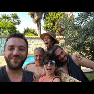 Esra Ronabar Instagram - Bayram aile ile güzel ve aile olmak icin kan bağına ihtiyaç yok🤗seni özünle buluşturan sevgi dolu kalpler yeter🙏🏻❤️📸@movier@ozgurcakit