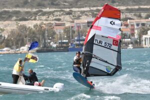 Esra Ronabar Instagram - Oğlumuz @ruzgar_turkey572 @turkiyeyelkenfederasyonu Yelken Ligi Funboard Slalom U15 Erkekler Kategorisinde 2022-2023 Türkiye Ligi Şampiyonasın’da 2. olarak Türkiye Milli Takımına girmeye hak kazandı 🏅 🇹🇷🎈
Centilmence ve hak-adalet gözeterek yarışan tüm sporcularımızı tebrik ediyorum 👏🏻
Antrenörlerimiz @jidiazvi11 ve @caglakubat ‘a ve klübümüz @caglakubatwindsurfacademy ‘nin tüm çalışanlarına teşekkür ederiz🙏🏻👏🏻
📸@sedatylmaz35