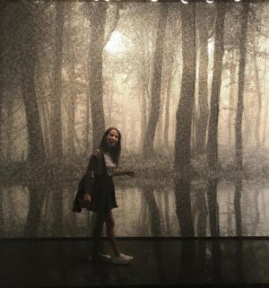 Esra Ronabar Instagram - Korkma kaybolmaktan!Turist kılar hep seni,bastırma merağını;bak bakalım neler,kimler varmış oralarda,birikmiş anılar ve enerjiler yumağına gir,tanıdık duygularla karşılaşınca farkedeceksin ki hepimiz,hersey bir bütünün parçası.Gördün mü bak yalnız değilsin bu dünyada.Cesaretin kadar özgürsün!Kaybolurken ,bırakırken bildiğin,tanıdığın ve ezber etttirileni,mutlaka karşılaşacaksın arzu ettiklerinle,iste onlar da yasamın sürprizleri🌟#seungmopark #contemporaryistanbul 📸@ozgurcakit @benalce