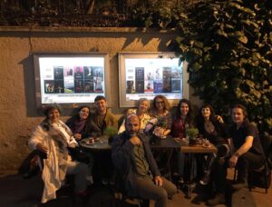 Esra Ronabar Instagram - @kirpi_tiyatro #Batı ile @sahnepulcherie ‘ye veda etti.Beraber geçirdiğimiz 2,5 sezon icin @saintepulcherie ve @sahnepulcherie ‘ye teşekkürler 🙏🏻🎈