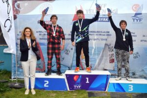 Esra Ronabar Instagram - Oğlumuz @ruzgar_turkey572 @turkiyeyelkenfederasyonu Yelken Ligi Funboard Slalom U15 Erkekler Kategorisinde 2022-2023 Türkiye Ligi Şampiyonasın’da 2. olarak Türkiye Milli Takımına girmeye hak kazandı 🏅 🇹🇷🎈
Centilmence ve hak-adalet gözeterek yarışan tüm sporcularımızı tebrik ediyorum 👏🏻
Antrenörlerimiz @jidiazvi11 ve @caglakubat ‘a ve klübümüz @caglakubatwindsurfacademy ‘nin tüm çalışanlarına teşekkür ederiz🙏🏻👏🏻
📸@sedatylmaz35