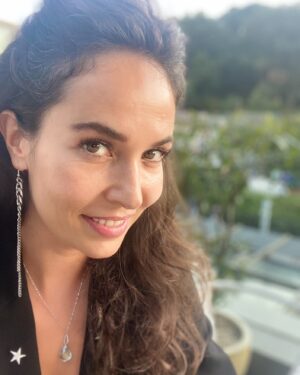 Esra Ronabar Instagram - Saçlarda aklar…
Yüzde anılar…
Gözlerde manâlar…
Ve o beklenen pek şahane kırklar🤍💎🎈