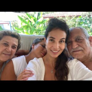 Esra Ronabar Instagram - Çocukluk ve ebebeynliğe🌟
Sevgiyle…şükranla…🙏🏻❤️
@meralronabar1950 #alituğcanronabar
@ruzgar_falay_