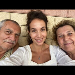 Esra Ronabar Instagram - Çocukluk ve ebebeynliğe🌟
Sevgiyle…şükranla…🙏🏻❤️
@meralronabar1950 #alituğcanronabar
@ruzgar_falay_