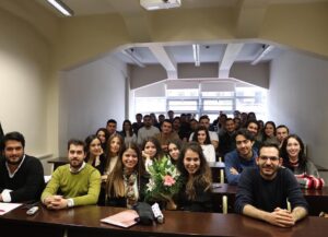 Esra Ronabar Instagram - @bahcesehiruniversity ‘nde, @ozgurunaleris ‘in ve #bahçeşehirüniversitesi öğrencilerinin konuğuydum🌟bu guzel söyleşi için teşekkürler 🙏🏻 🦋
