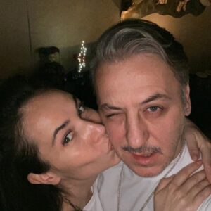 Esra Ronabar Instagram - Kıyılarında başka , açıklarında AŞK’la derin mavim💫
Sessizliğinde AŞK’la , çoşkularında safça  deli mavim💫
Hep hep şarkılarla oyunlarla çocukça 🎈
İYİ Kİ @bfalay ❤️