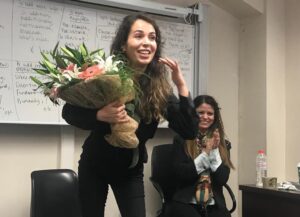 Esra Ronabar Instagram - @bahcesehiruniversity ‘nde, @ozgurunaleris ‘in ve #bahçeşehirüniversitesi öğrencilerinin konuğuydum🌟bu guzel söyleşi için teşekkürler 🙏🏻 🦋
