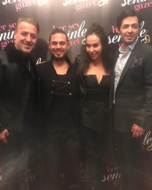 Esra Ronabar Instagram - Canim @movier ‘la ilk yönetmenliğinde #Uçurum da beraberdik🌟Şimdi ilk sinema filmi #herseyseninleguzel vizyonda🎉Samimi,eğlenceli bir dönüşüm,aşk ve arkadaşlık filmi.Sıcacık bir İzmir hikayesi😉Yolu açık,seyircisi bol olsun💫