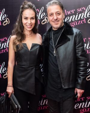 Esra Ronabar Instagram - Canim @movier ‘la ilk yönetmenliğinde #Uçurum da beraberdik🌟Şimdi ilk sinema filmi #herseyseninleguzel vizyonda🎉Samimi,eğlenceli bir dönüşüm,aşk ve arkadaşlık filmi.Sıcacık bir İzmir hikayesi😉Yolu açık,seyircisi bol olsun💫