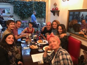 Esra Ronabar Instagram - Sezonun ilk #batı sından önce son yemek #kirpitiyatro #tiyatroiyilestirir #tiyatroiyidir #istanbultiyatroları #beyoglu #sanat #ekimayıetkinlikleri@sahnepulcherie @kirpi_tiyatro