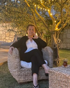 Esra Ronabar Instagram - ANNE kime denir:
Her türlü güzel duygunun,durumun,kişinin,düşüncenin doğmasına alan tutan ya da vareden ve onun gelişimini kendinin,egosunun önüne koyan; iyiliği ve büyümesi için varlığını adayana ANNE denir.
ANNELER(VAREDENLER) GÜNÜMÜZ KUTLU OL’SUN♥️ 
Ben çok şanslıyım,minnetle @ronabarmeral 🙏🏻❤️@ruzgar_turkey572🙏🏻♥️