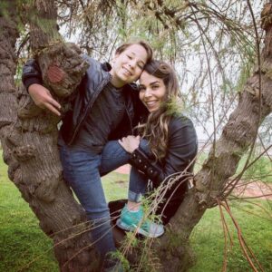 Esra Ronabar Instagram - Mavi Rüzgar ve ben bugün #sabahcumartesieki @sonatbahar 
https://m.sabah.com.tr/cumartesi/2018/05/12/oyuncu-esra-ronabar-birlikte-oynayarak-ogreniyoruz