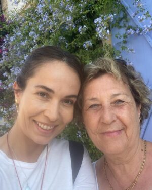 Esra Ronabar Instagram - ANNE kime denir:
Her türlü güzel duygunun,durumun,kişinin,düşüncenin doğmasına alan tutan ya da vareden ve onun gelişimini kendinin,egosunun önüne koyan; iyiliği ve büyümesi için varlığını adayana ANNE denir.
ANNELER(VAREDENLER) GÜNÜMÜZ KUTLU OL’SUN♥️ 
Ben çok şanslıyım,minnetle @ronabarmeral 🙏🏻❤️@ruzgar_turkey572🙏🏻♥️