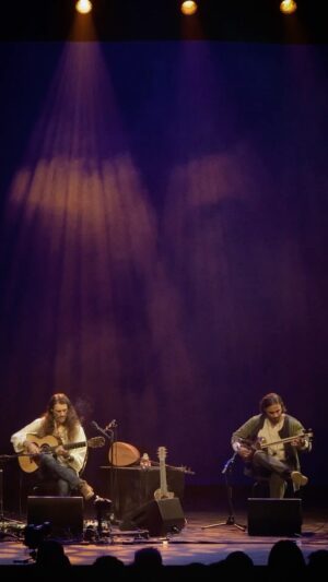 Estas Tonne Instagram - Beautiful moment with @alighamsari @conradoxmolina @onanya.music 🎶❤️🕊️
Looking forward for our reunion during the mini Swiss tour next week. 
Full video is out on YouTube, link in bio. 
Audio: @bognar.zsolti ❤️
Audio reimagined: @soundprostudios ❤️
Video: @geri_dagys ❤️
#live #estastonne #alighamsari #angelsanddemons #rhythmsofchangetour2023