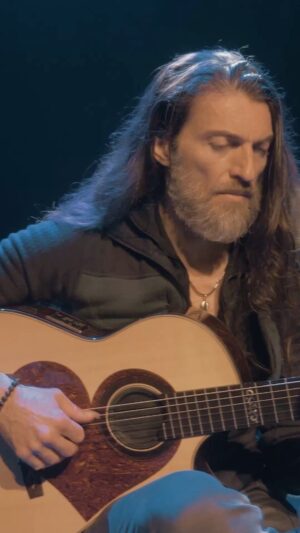 Estas Tonne Instagram - For over a decade, its a rare moment, when a song or its variation is played on stage. Sound journeys in a continued flow nowadays are ongoing for a few hours at least. When we edit the archived materials, we extract and share the “waves” as they appear, rather than songs. Yet its precious, when during a soundcheck, those old friends come around for a reunion ❤️🎶🕊️
Paris Heart variation during the soundcheck in Geneva. Envision tour 2022 🎶❤️🌱🕊️
Full video link is in the bio ✨
📽️ @geri_dagys ✨
🕹️ @soundprostudios ✨
#parisheart #estastonne #envisiontour2022