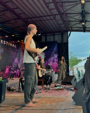 Estas Tonne Instagram - What a blessing 🎶💫 THANK YOU @estastonne for your wonderful concert @yogasoundsea 🙏🏻 @nessigomesmusic @armin_metz #yogasoundandsea #festival #summer