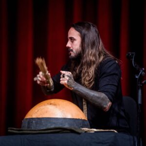 Estas Tonne Instagram - Thanks Belgrade and all those gathered for a sound experience. It’s been truly special to us, in the midst of an outrageous events that are happening in the world. And yet, the message remain the same: there is another potentiality for us all to coexist together but to war with each other. And it takes immense amount of patience and dedication…love is the way…the only way…❤️🌱🕊️🎶
@conradoxmolina @onanya.music @josephpepedanza @estastonne @bognar.zsolti ✨✨✨
📸 @geri_dagys #rhythmsofchangetour2023 #estastonne