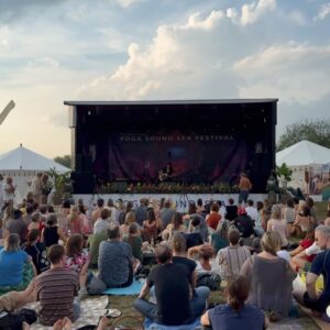 Estas Tonne Instagram - What a blessing 🎶💫 THANK YOU @estastonne for your wonderful concert @yogasoundsea 🙏🏻 @nessigomesmusic @armin_metz #yogasoundandsea #festival #summer