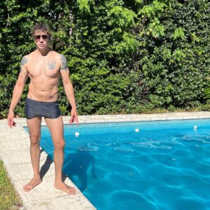 Esteban Lamothe Instagram - Con las gafas  puestas 😎

@orbitaloficial