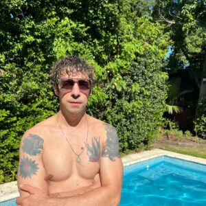 Esteban Lamothe Instagram - Con las gafas  puestas 😎

@orbitaloficial