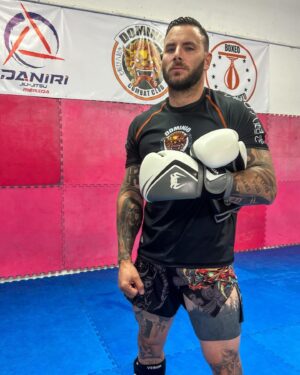 Esteban Martínez Instagram - Cada quien se gana su lugar con el sudor de la frente. Por aquí seguimos dándole para lo que se ofrezca 🤝 @dominio_combatclub @budo_moises