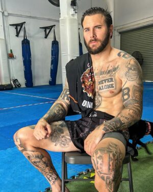 Esteban Martínez Instagram - 🌡️🇲🇽❤️ @dominio_combatclub