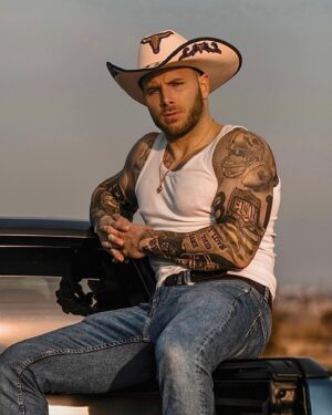 Esteban Martínez Instagram - Quiero disfrutarte de pies a cabeza, quiero saborearte todita completa, comprar todo el tiempo que sea necesario y que ese momento se quede grabado en mí para siempre, que hermosa experiencia tenerte a mi lado 🎶🌹🤠

📸 @lifein3five