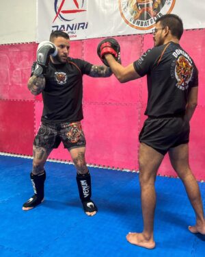 Esteban Martínez Instagram - Cada quien se gana su lugar con el sudor de la frente. Por aquí seguimos dándole para lo que se ofrezca 🤝 @dominio_combatclub @budo_moises
