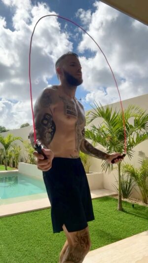 Esteban Martínez Instagram - Descanso activo, que tengan un excelente domingo ☀️🌴