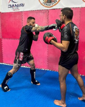 Esteban Martínez Instagram - Cada quien se gana su lugar con el sudor de la frente. Por aquí seguimos dándole para lo que se ofrezca 🤝 @dominio_combatclub @budo_moises
