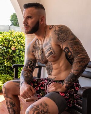Esteban Martínez Instagram - A veces lo que esperamos nunca llega, es lo inesperado lo que nos cambia la vida 🤔