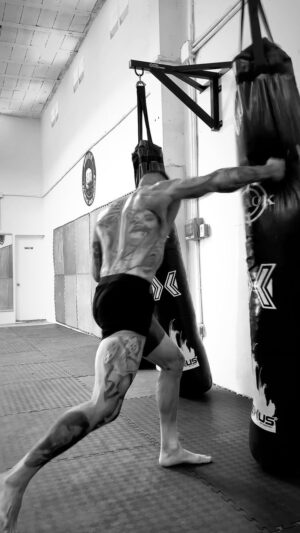 Esteban Martínez Instagram - Seguimos enfocados en @dominio_combatclub ,gracias por abrirme las puertas de tu casa 🤝