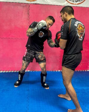 Esteban Martínez Instagram - Cada quien se gana su lugar con el sudor de la frente. Por aquí seguimos dándole para lo que se ofrezca 🤝 @dominio_combatclub @budo_moises