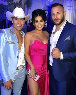 Esteban Martínez Instagram - Guaauuu!!! Que noche, muchas felicidades y sigue disfrutando de tu éxito @soywendyguevaraoficial 🐝❤️ gracias por la invitación, estuvo increíble 🙌🏻🤠