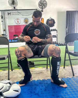 Esteban Martínez Instagram - Cada quien se gana su lugar con el sudor de la frente. Por aquí seguimos dándole para lo que se ofrezca 🤝 @dominio_combatclub @budo_moises