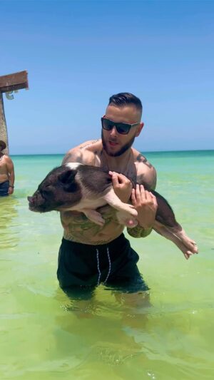 Esteban Martínez Instagram - Un domingo diferente 🐷🫶🏻😎
