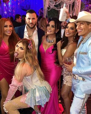 Esteban Martínez Instagram - Guaauuu!!! Que noche, muchas felicidades y sigue disfrutando de tu éxito @soywendyguevaraoficial 🐝❤️ gracias por la invitación, estuvo increíble 🙌🏻🤠