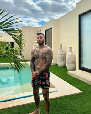 Esteban Martínez Instagram - Para no tener una novia que me aconseje, no está quedando mal 🦦🌴