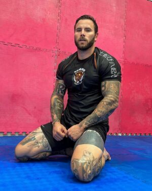 Esteban Martínez Instagram - Como la vida misma, un eterno aprendizaje. Siempre agradecido con todas las personas que he conocido gracias al deporte. Si andan por Mérida no sean tímidos y cáiganle a entrenar, un saludo 🫡

@dominio_combatclub