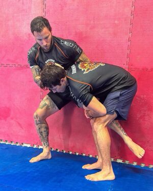 Esteban Martínez Instagram - Como la vida misma, un eterno aprendizaje. Siempre agradecido con todas las personas que he conocido gracias al deporte. Si andan por Mérida no sean tímidos y cáiganle a entrenar, un saludo 🫡

@dominio_combatclub