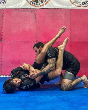Esteban Martínez Instagram - Como la vida misma, un eterno aprendizaje. Siempre agradecido con todas las personas que he conocido gracias al deporte. Si andan por Mérida no sean tímidos y cáiganle a entrenar, un saludo 🫡

@dominio_combatclub