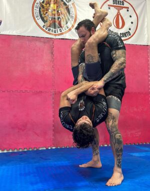 Esteban Martínez Instagram - Como la vida misma, un eterno aprendizaje. Siempre agradecido con todas las personas que he conocido gracias al deporte. Si andan por Mérida no sean tímidos y cáiganle a entrenar, un saludo 🫡

@dominio_combatclub