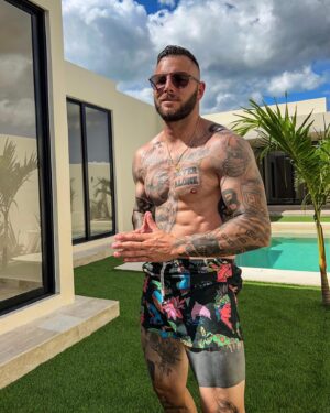 Esteban Martínez Instagram - Cuando me compre una casa no diré nada pero habrá señales 🏡