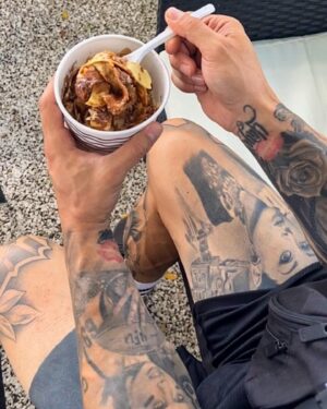 Esteban Martínez Instagram - Buenos días y ánimo ! 🧋🙌🏻 🥞